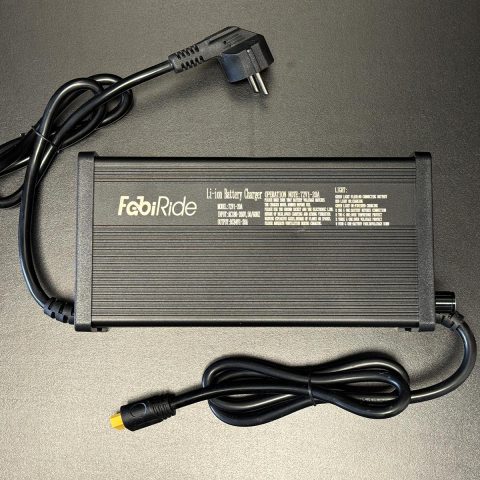 uodas hidraulinių diskinių stabdžių komplektas: stabdžių svirtis ir keturių stūmoklių suportas baltame fone.