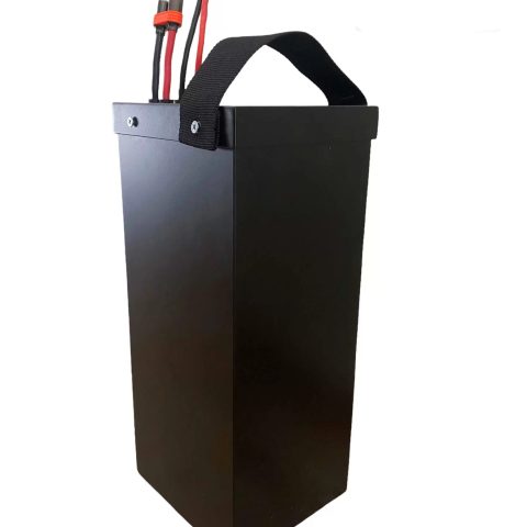 Juodos guminės elektrinio motociklo vairo rankenos (grips) su prijungimo laidu „FabiRide“ fone.